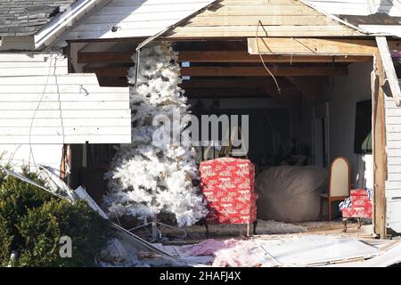 Defiance, Usa. 12th Dez 2021. Ein Weihnachtsbaum mit Ornamenten steht unberührt da ein großer Teil des Hauses nach einem Tornado in Defiance, Missouri, am Sonntag, dem 12. Dezember 2021, abgerissen wird. Am Freitag, den 10. Dezember 2021, traf ein Tornado die kleine Stadt westlich von St. Louis, zerstörte 25 Häuser und tötete eines. Foto von Bill Greenblatt/UPI Credit: UPI/Alamy Live News Stockfoto