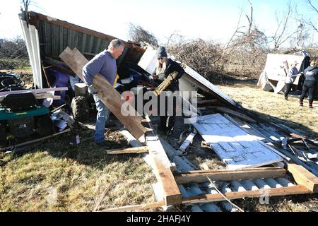 Defiance, Usa. 12th Dez 2021. Freiwillige helfen dabei, einen Schuppen zu säubern, der am Sonntag, dem 12. Dezember 2021, in Defiance, Missouri, von einem mächtigen Tornado zerstört wurde. Am Freitag, den 10. Dezember 2021, traf ein Tornado die kleine Stadt westlich von St. Louis, zerstörte 25 Häuser und tötete eines. Foto von Bill Greenblatt/UPI Credit: UPI/Alamy Live News Stockfoto