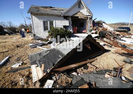 Defiance, Usa. 12th Dez 2021. Ein Teil eines Dachs liegt vor einem Haus, das am Sonntag, dem 12. Dezember 2021, von einem mächtigen Tornado in Defiance, Missouri, zerstört wurde. Am Freitag, den 10. Dezember 2021, traf ein Tornado die kleine Stadt westlich von St. Louis, zerstörte 25 Häuser und tötete eines. Foto von Bill Greenblatt/UPI Credit: UPI/Alamy Live News Stockfoto