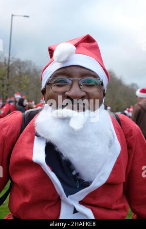 London, Großbritannien, 12th. Dezember 2021. Die Londoner Skating-Community veranstaltete jedes Jahr ihren festlichen Weihnachtsskaten, wobei sie alle Weihnachtsattraktionen im Zentrum Londons aufnahm und Geld für kostenlose Veranstaltungen einnahm, die sie das ganze Jahr über veranstalten. Kredit: Elfte Stunde Fotografie/Alamy Live Nachrichten Stockfoto