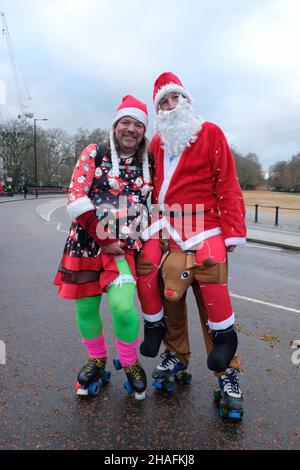 London, Großbritannien, 12th. Dezember 2021. Die Londoner Skating-Community veranstaltete jedes Jahr ihren festlichen Weihnachtsskaten, wobei sie alle Weihnachtsattraktionen im Zentrum Londons aufnahm und Geld für kostenlose Veranstaltungen einnahm, die sie das ganze Jahr über veranstalten. Kredit: Elfte Stunde Fotografie/Alamy Live Nachrichten Stockfoto