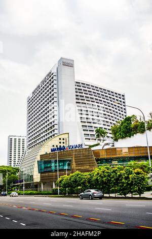 Marina Square mit Parkroyal Collection Marina Bay Hotel im Hintergrund. Stockfoto