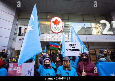 Mitglieder der uigurischen Gemeinde rufen vor dem kanadischen Olympischen Komitee in Toronto, Ontario, zu einem Boykott der Olympischen Winterspiele in Peking auf. Stockfoto