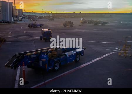 Denver, Colorado - 26. November 2021: Südwest-Terminal am Denver International Airport in der Abenddämmerung gegen den Sonnenuntergang Stockfoto