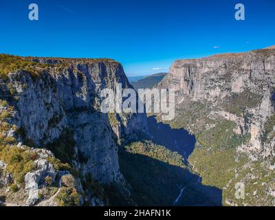 Luftpanorama der beeindruckenden Vikos-Schlucht in der Zagoria-Region am Pindus-Gebirge im Norden Griechenlands. Es liegt an den Südhängen von Mo Stockfoto