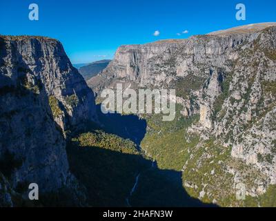 Luftpanorama der beeindruckenden Vikos-Schlucht in der Zagoria-Region am Pindus-Gebirge im Norden Griechenlands. Es liegt an den Südhängen von Mo Stockfoto