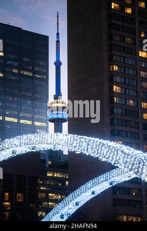 Der CN Tower vom Nathan Phillips Square in Toronto aus, beleuchtet mit Weihnachtslichtern. Stockfoto