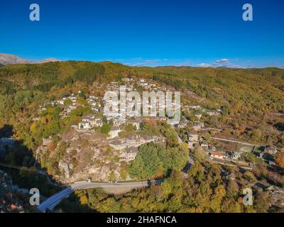 Luftpanorama des malerischen Dorfes Kipi in der Nähe des Dorfes Dilofo in Epirus, Griechenland. Malerische Luftaufnahme der traditionellen griechischen Dörfer Stockfoto