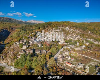 Luftpanorama des malerischen Dorfes Kipi in der Nähe des Dorfes Dilofo in Epirus, Griechenland. Malerische Luftaufnahme der traditionellen griechischen Dörfer Stockfoto