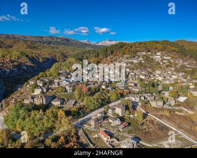 Luftpanorama des malerischen Dorfes Kipi in der Nähe des Dorfes Dilofo in Epirus, Griechenland. Malerische Luftaufnahme der traditionellen griechischen Dörfer Stockfoto