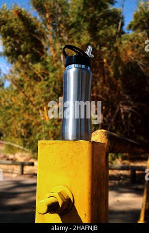 Die brandneue Wasserflasche aus Aluminium sitzt auf einem gelben Pfosten im Victoria Park in Brisbane Stockfoto
