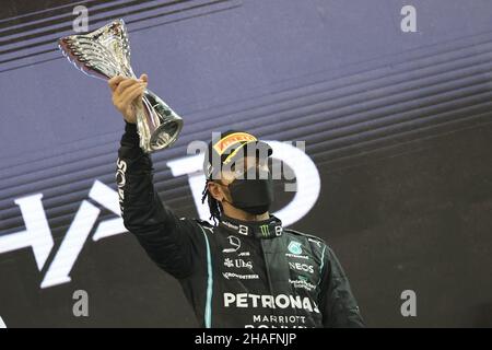 Abu Dhabi. 12th Dez 2021. Mercedes' Lewis Hamilton aus Großbritannien feiert nach dem Formel 1-Grand-Prix von Abu Dhabi in Abu Dhabi, den Vereinigten Arabischen Emiraten, 12. Dezember 2021. Der niederländische Red Bull-Fahrer Max Verstappen hat den Weltmeister von 2021 gewonnen. Quelle: Xinhua/Alamy Live News Stockfoto