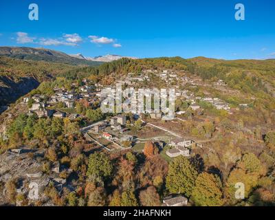 Luftpanorama des malerischen Dorfes Kipi in der Nähe des Dorfes Dilofo in Epirus, Griechenland. Malerische Luftaufnahme der traditionellen griechischen Dörfer Stockfoto