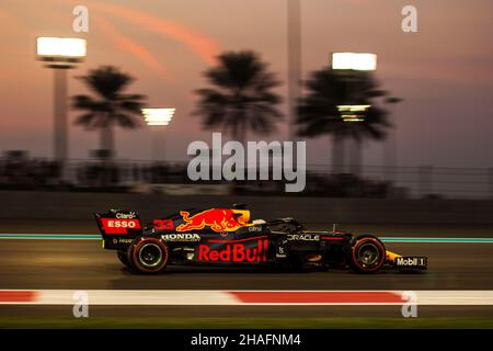 Abu Dhabi. 12th Dez 2021. Der niederländische Red Bull-Pilot Max Verstappen tritt beim Formel 1 Abu Dhabi Grand Prix am 12. Dezember 2021 in Abu Dhabi, Vereinigte Arabische Emirate, an. Der niederländische Red Bull-Fahrer Max Verstappen hat den Weltmeister von 2021 gewonnen. Quelle: Xinhua/Alamy Live News Stockfoto