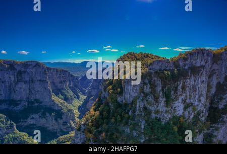 Luftpanorama der beeindruckenden Vikos-Schlucht in der Zagoria-Region am Pindus-Gebirge im Norden Griechenlands. Es liegt an den Südhängen von Mo Stockfoto