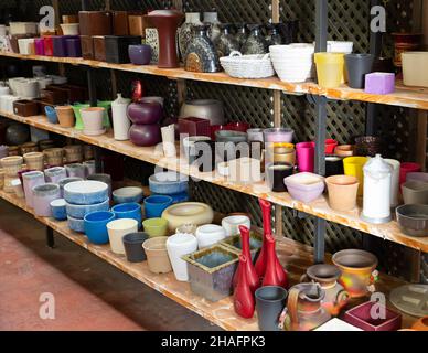 Schaufenster von Home-Dekor-Shop mit verschiedenen Keramik-und Kunststoff-Blumentöpfe zum Verkauf.. Stockfoto