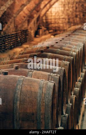 Alte Holzfässer mit Wein in den alten mittelalterlichen Kellern Stockfoto