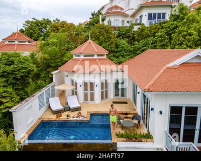 Phuket Thailand November 2021, Luxus-Resort mit Pool-Villa in Thailand an einem bewölkten Tag während der Regenzeit. Stockfoto