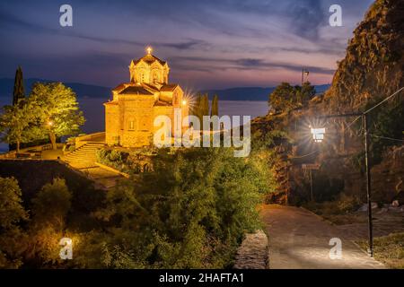 Kirche des heiligen Johannes in Kaneo bei Nacht, Ohridsee-Ufer, Nord-Mazedonien Stockfoto