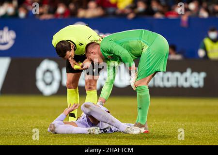 Pamplona, Spanien. 12th Dez 2021. Gerard Piqué (L) vom FC Barcelona, Marc-Andre Ter Stegen (R) Torhüter des FC Barcelona werden während des spanischen Fußballs von La Liga Santander, dem Spiel zwischen CA Osasuna und FC Barcelona im Sadar-Stadion, in Pamplona, gesehen.(Endstand; CA Osasuna 2:2 FC Barcelona) Credit: SOPA Images Limited/Alamy Live News Stockfoto