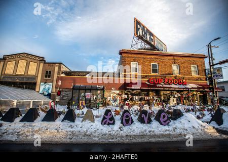 Minneapolis, Usa. 12th Dez 2021. Atmosphäre am George Floyd Square an der Ecke von 38th Street und Chicago Avenue am 12. Dezember 2021 in Minneapolis, Minnesota. Foto von Chris Tuite/ImageSPACE/Sipa USA Credit: SIPA USA/Alamy Live News Stockfoto