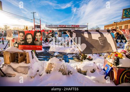 Minneapolis, Usa. 12th Dez 2021. Atmosphäre am George Floyd Square an der Ecke von 38th Street und Chicago Avenue am 12. Dezember 2021 in Minneapolis, Minnesota. Foto von Chris Tuite/ImageSPACE/Sipa USA Credit: SIPA USA/Alamy Live News Stockfoto