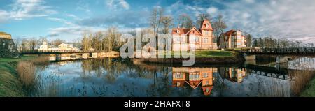 Kuressaare, Estland. Haus des hölzernen Adligen im sonnigen Tag. Stockfoto