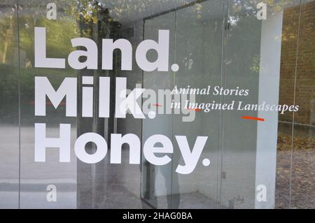 'Land, Milch, Honig - Tiergeschichten in imaginierten Landschaften' - Israelischer Pavillon auf der Architekturbiennale Venedig 17th in Italien - 9. November 2021. Stockfoto