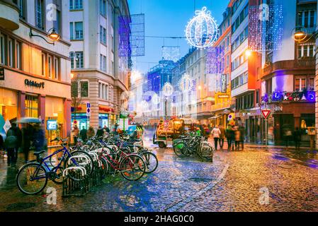 Straßburg, Frankreich - Dezember 2017: Straßendekoration im Zentrum von Straßburg im Restaurant Le Gruber während des Weihnachtsmarktes im Elsass. Stockfoto