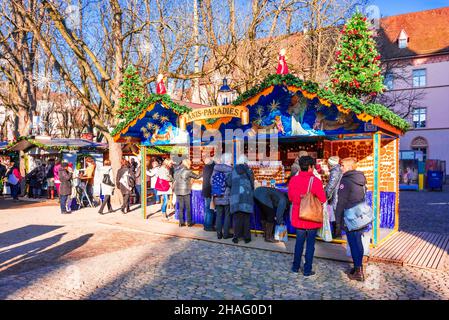Basel, Schweiz - Dezember 2017. Weihnachtsmärchenmarkt, Weihnachtsmarkt Basel am Münsterplatz, Schweizerische Eidgenossenschaft. Stockfoto