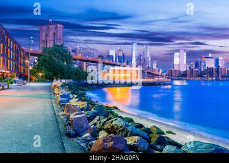 New York, Usa. Blick auf Manhattan und die Brooklyn Bridge in der Abenddämmerung vom Brooklyn Bridge Park in New York City, USA. Stockfoto