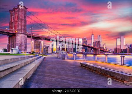 New York, Usa. Atemberaubende Skyline von Manhattan und Brooklyn Bridge bei Sonnenuntergang, Brooklyn Bridge Park in New York City, USA. Stockfoto