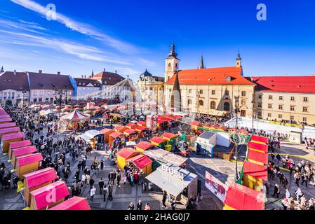 Sibiu, Rumänien - Dezember 2019: Größte Weihnachtsmesse in Rumänien, Siebenbürgen Reiseziel in Osteuropa. Stockfoto