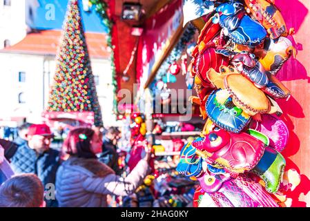 Sibiu, Rumänien - 15. Dezember 2019: Sibiu Weihnachtsmarkt, größter in Rumänien, Siebenbürgen Wahrzeichen. Stockfoto