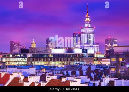 Warschau, Polen. Schöne Architektur des Warszawa Stadtzentrums mit Palast der Kultur in der Nacht. Stockfoto