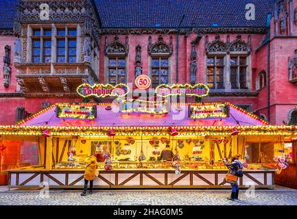 Breslau, Polen - 2019. Dezember: Traditioneller Weihnachtsmarkt im Winter auf dem mittelalterlichen Rynek Marquet Platz. Stockfoto