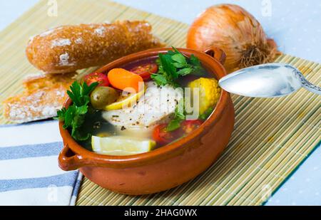 Fischer linsengericht Rezept-Kochen merluccius Kopf für Brühe. Fisch Steak 200 g Hinzufügen, Gemüse (Kartoffeln, Karotten, Mais, schalotte), Salz, Pfeffer. Koch in ov Stockfoto