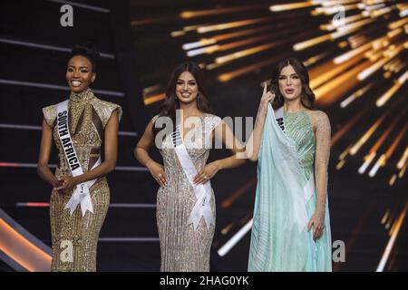 Eilat, Israel. 13th Dez 2021. (L-R) die letzten drei Miss Universe-Kandidaten Miss Südafrika, Lalela Mswane, Miss Indien, Harnaaz Sandhu und Miss Paraguay, Nadia Ferreira posiert auf der Bühne während der Miss Universe Schönheitswettbewerb 70th in Israels südlicher Küstenstadt Eilat am Roten Meer. Quelle: Ilia Yefimovich/dpa/Alamy Live News Stockfoto