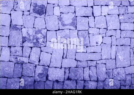 Wand aus großen quadratischen Steinen, gestapelte Blöcke. Ideal für Design und Textur Hintergrund in Farbe von 2022. Stockfoto