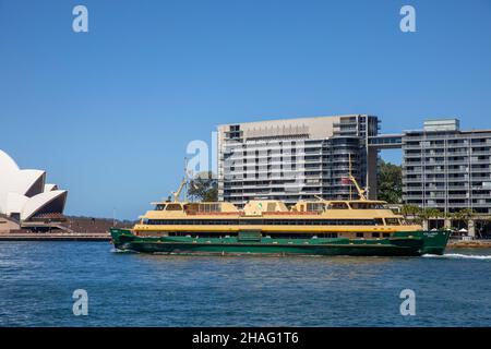 Die Fähre der Süßwasser-Klasse die MV Collaroy passiert am östlichen Ringkai am Endpunkt Sydne am runden Kai Bennelong Point Wohngebäude Stockfoto