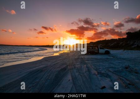 Australisches Camping am Strand - ute - vanlife Stockfoto