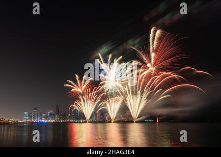 Schönes Feuerwerk in der Doha Corniche, Katar. Stockfoto