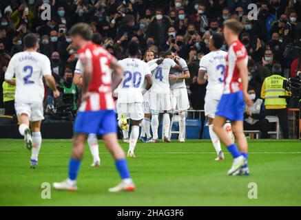 Madrid, Spanien. 12th Dez 2021. Real Madrids Spieler feiern ein Tor während eines Fußballspiels der spanischen First Division zwischen Real Madrid und Atletico de Madrid in Madrid, Spanien, am 12. Dezember 2021. Kredit: Gustavo Valiente/Xinhua/Alamy Live Nachrichten Stockfoto