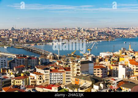 Panoramablick vom Galata-Turm auf die Bucht des Goldenen Horns mit der Atatürk-Brücke in Istanbul am sonnigen Wintertag, Türkei Stockfoto