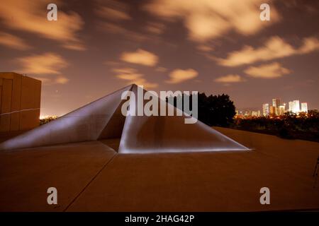 Israel, Tel Aviv, Wolfson Park, Weiße Stadt Statue (1977 - 1988) eine Skulptur von Danny Karavan (geboren 1930). Diese Skulptur wird auch als weißes Quadrat bekannt Stockfoto