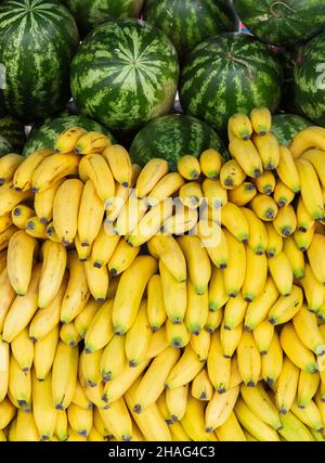02. Dezember 2017, Curaçao, Willemstad: Wassermelonen und Bananen liegen an einem Stand auf einem Markt. Foto: Silas Stein/dpa Stockfoto