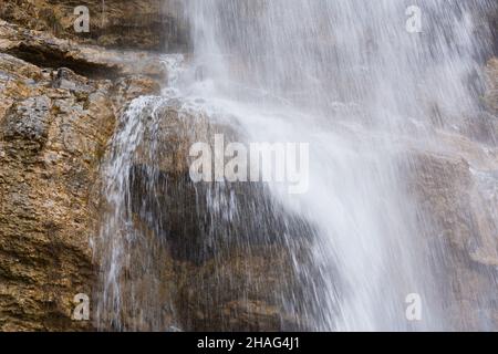 Wasserfallstruktur. Hintergrund des fallenden reinsten Bergwassers. Eine Kaskade von verschwommenen Bewegungen. Natürlicher abstrakter Hintergrund für Design. Das Konzept o Stockfoto