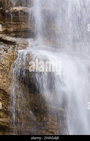 Wasserfallstruktur. Hintergrund des fallenden reinsten Bergwassers. Eine Kaskade von verschwommenen Bewegungen. Natürlicher abstrakter Hintergrund für Design. Das Konzept o Stockfoto