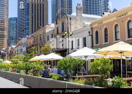 Sydney, Australien. 13th. Dezember 2021. Der Versuch der Regierung von NSW, im Freien zu speisen und das historische Rocks-Viertel von Sydney zu beleben, geht weiter. Die Initiative ist Teil einer wirtschaftlichen Erholung für Unternehmen nach der Pandemie von Covid 19 und zur Förderung der Verbraucherausgaben in Bars und Restaurants durch längere Öffnungszeiten und mehr Sitzplatzkapazität. Quelle: martin Berry/Alamy Live News Stockfoto