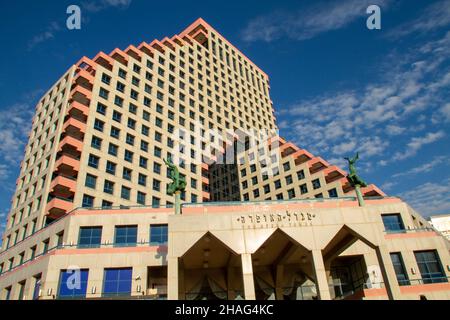 Die Strandpromenade von Tel Aviv, Israel, führt an der Außenseite des Opernturms in der Allenby Street entlang Stockfoto